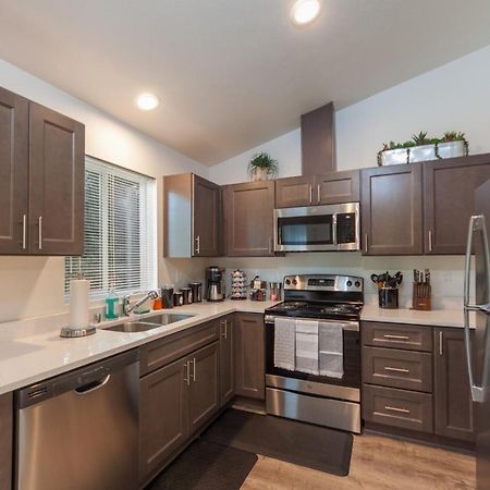 Appartamento Modern And Stylish King Bed Wifi Free Parking Spokane Valley Esterno foto