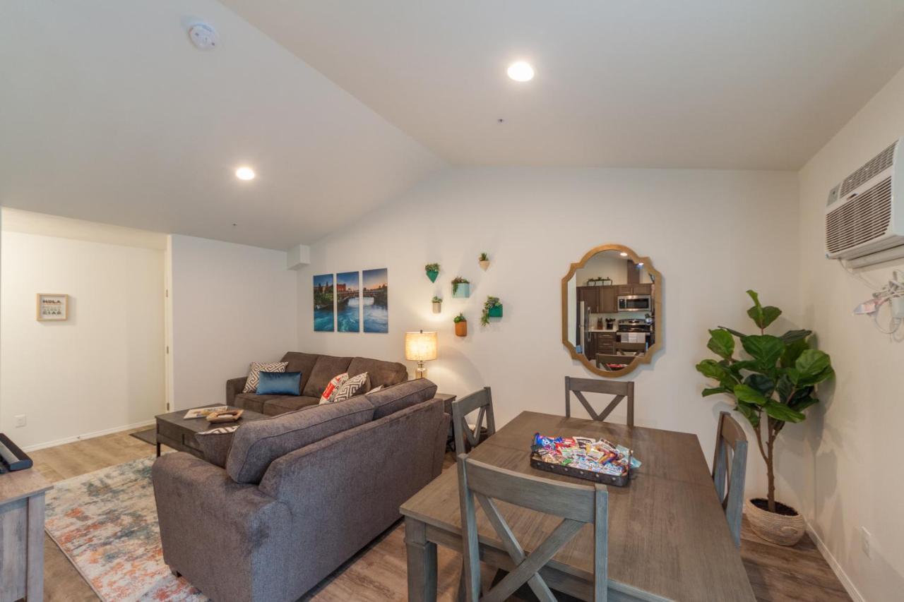 Appartamento Modern And Stylish King Bed Wifi Free Parking Spokane Valley Esterno foto