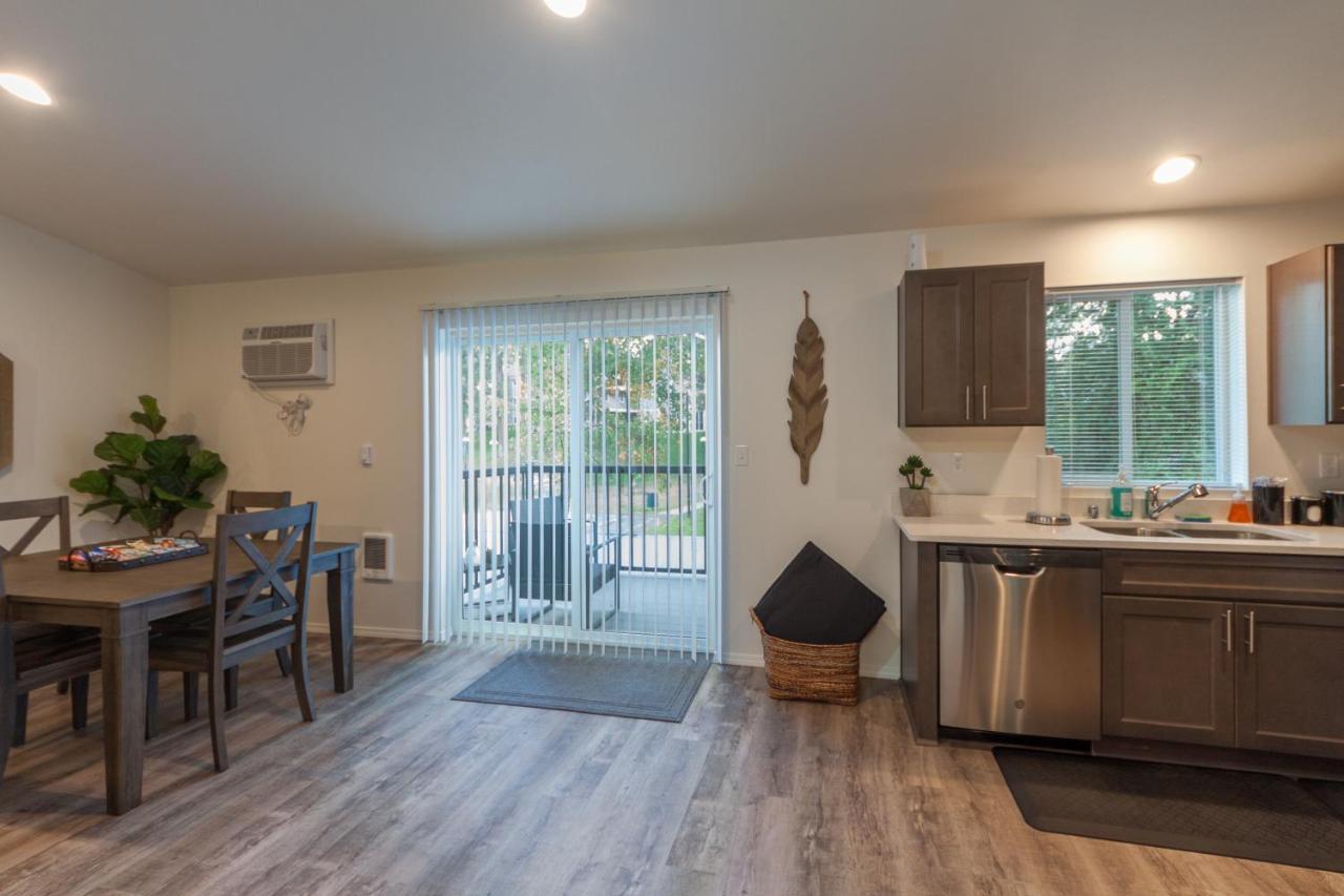 Appartamento Modern And Stylish King Bed Wifi Free Parking Spokane Valley Esterno foto