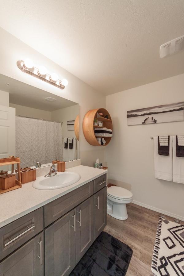 Appartamento Modern And Stylish King Bed Wifi Free Parking Spokane Valley Esterno foto