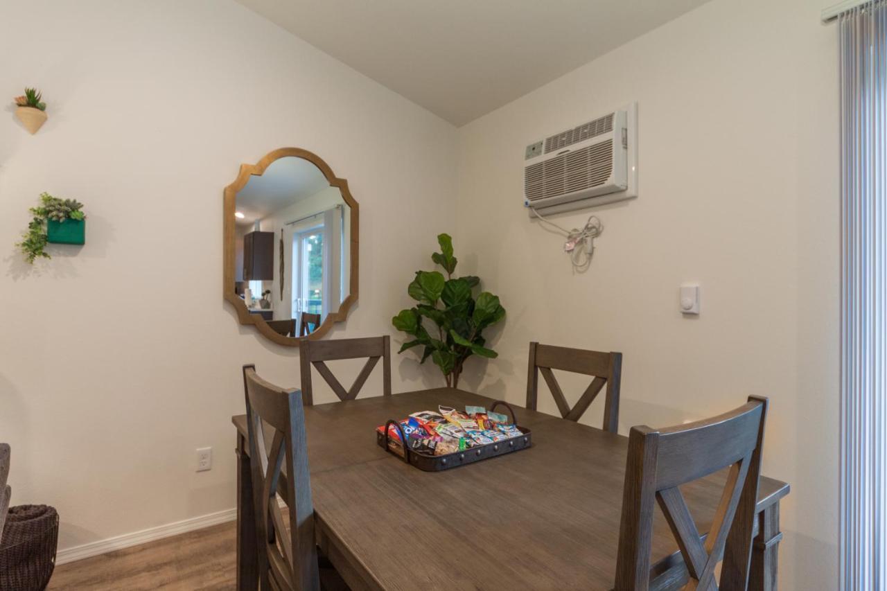Appartamento Modern And Stylish King Bed Wifi Free Parking Spokane Valley Esterno foto