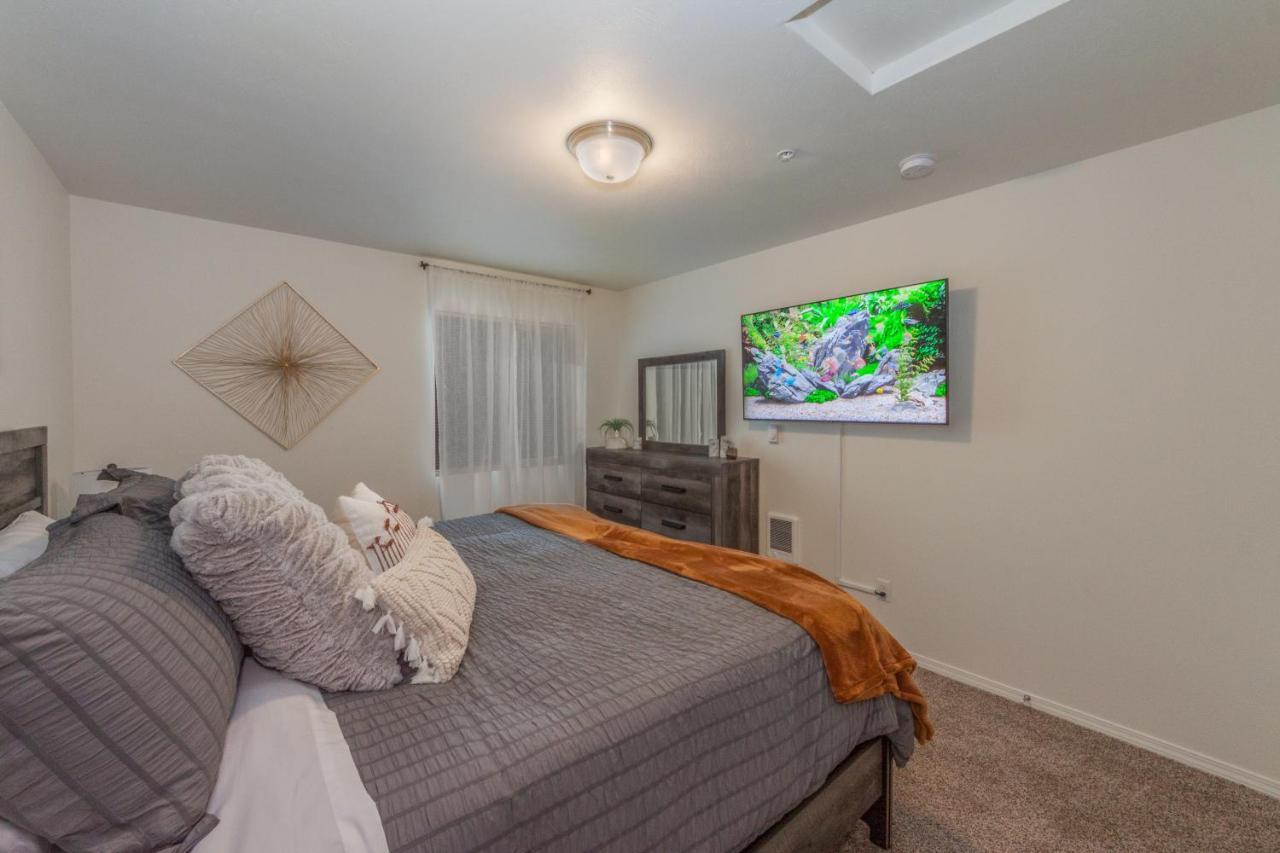 Appartamento Modern And Stylish King Bed Wifi Free Parking Spokane Valley Esterno foto
